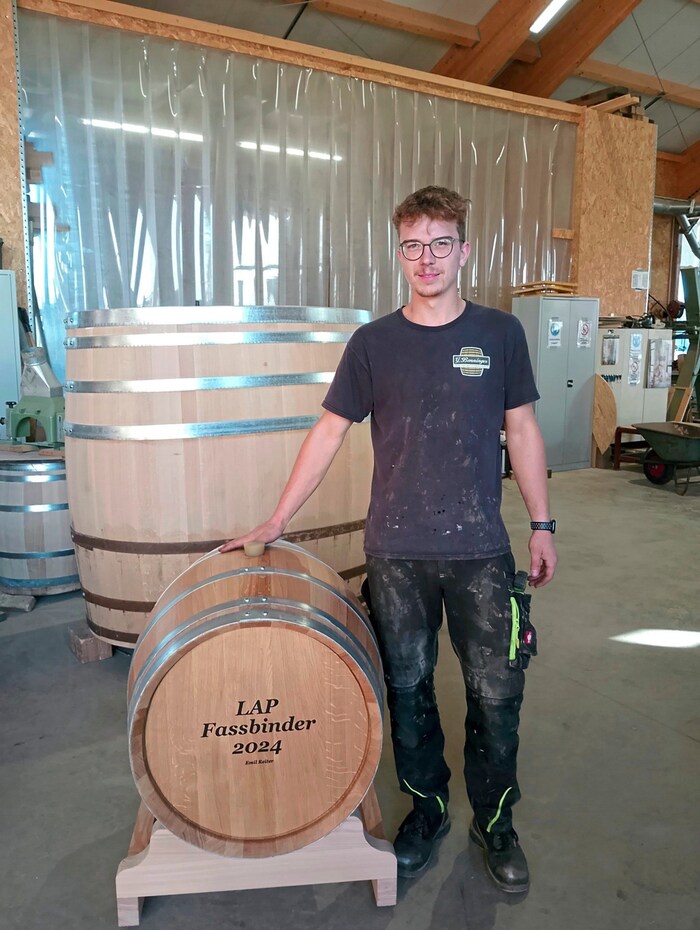 Emil Reiter mit seinem Gesellenstück -einem 150 Liter Eichenfass, das er in acht Stunden ...