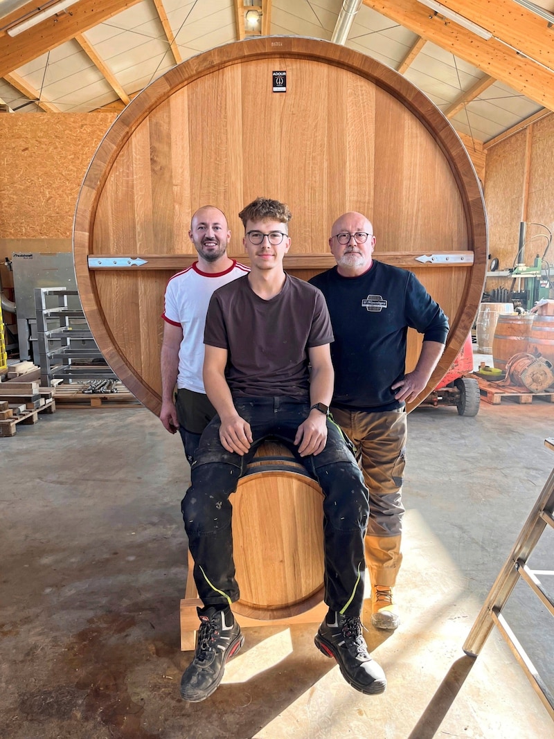 The model apprentice (center) with his master craftsman Gerhard Benninger (right) and his son Georg. (Bild: Fass- und Bottichmanufaktur Gerhard Benninger)