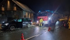 Das Auto krachte in das alte Feuerwehrhaus in Tweng. (Bild: FF-Tweng)