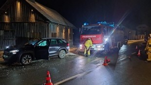 Das Auto krachte in das alte Feuerwehrhaus in Tweng.