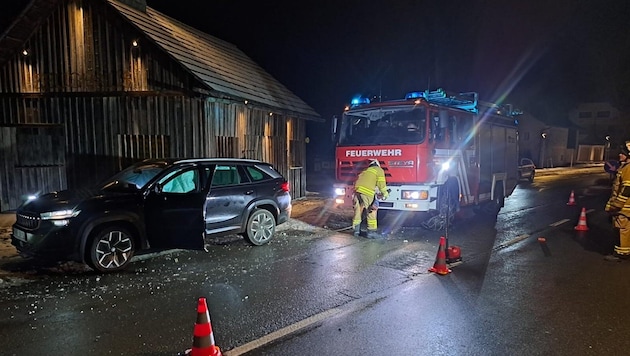 Das Auto krachte in das alte Feuerwehrhaus in Tweng. (Bild: FF-Tweng)