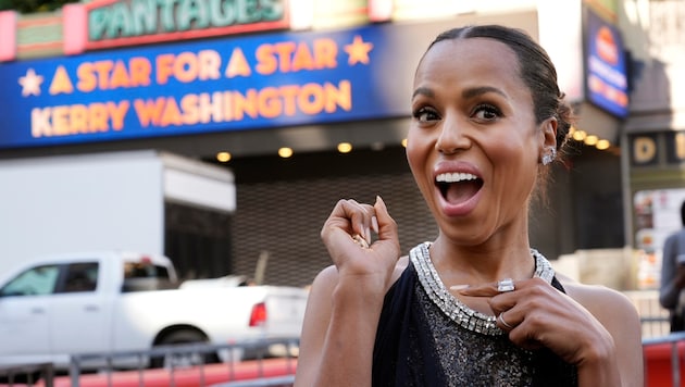 Kerry Washington posiert vor dem Zelt des Pantages Theaters, nachdem sie in Los Angeles einen Stern auf dem Hollywood Walk of Fame erhalten hat (Bild: AP ( via APA) Austria Presse Agentur/Chris Pizzello/Invision)