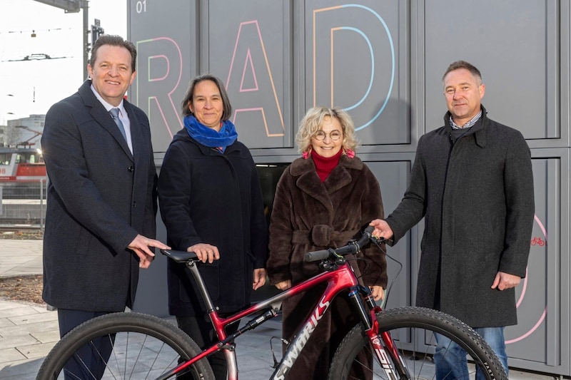 Presented bike boxes: Tyrolean LR René Zumtobel, VVT project manager Alexandra Medwedeff, Mayor Elisabeth Blanik, Philipp Neumann (ÖBB). (Bild: VVT/Philipp Brunner)