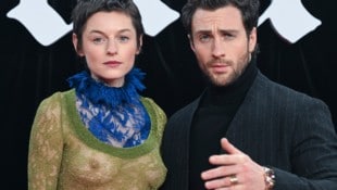 Emma Corrin posierte mit Aaron Taylor-Johnson bei der Premiere von „Nosferatu – Der Untote“ in Berlin – und im ziemlich freizügigen Outfit. (Bild: picturedesk.com/Jens Kalaene / dpa)