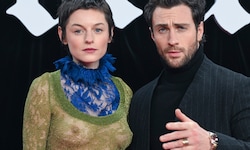 Emma Corrin posierte mit Aaron Taylor-Johnson bei der Premiere von „Nosferatu – Der Untote“ in ...