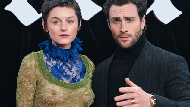 Emma Corrin posierte mit Aaron Taylor-Johnson bei der Premiere von „Nosferatu – Der Untote“ in Berlin – und im ziemlich freizügigen Outfit. (Bild: picturedesk.com/Jens Kalaene / dpa)