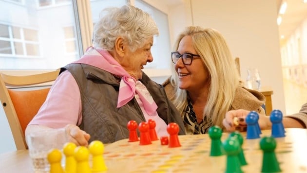 Bewohnerinnen wie Katharina Klement, im Bild mit Bereichsleiterin Claudia Lechenauer-Tonis, werden jetzt von mehr Alltagsbegleitern betreut. (Bild: Markus Tschepp)