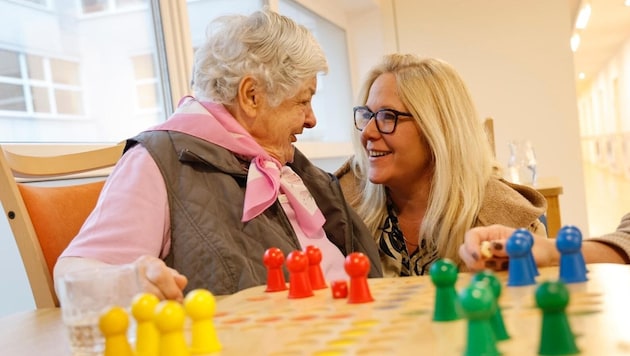 Bewohnerinnen wie Katharina Klement, im Bild mit Bereichsleiterin Claudia Lechenauer-Tonis, werden jetzt von mehr Alltagsbegleitern betreut. (Bild: Markus Tschepp)