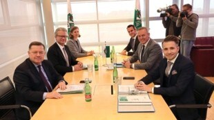 Werner Amon (links) hat sich mit der Personalvertretung geeinigt, Mario Kunasek (2. v. re.) wird ...