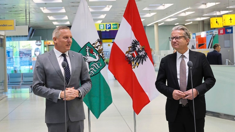 Mario Kunasek und Christopher Drexler am Flughafen Graz (Bild: Jauschowetz Christian)