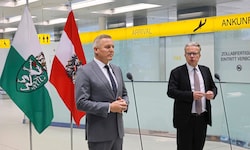 Kunasek und Drexler auf dem Flughafen.