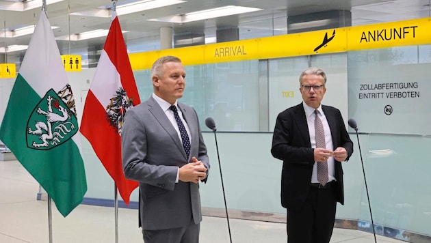 Kunasek und Drexler auf dem Flughafen. (Bild: Jauschowetz Christian)