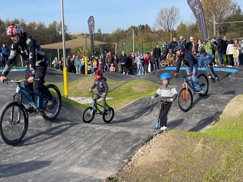 Die Pumptrack-Strecke in Grieskirchen kann dank Flutlicht bis 22 Uhr benützt werden. (Bild: Scharinger Daniel/Daniel Scharinger)