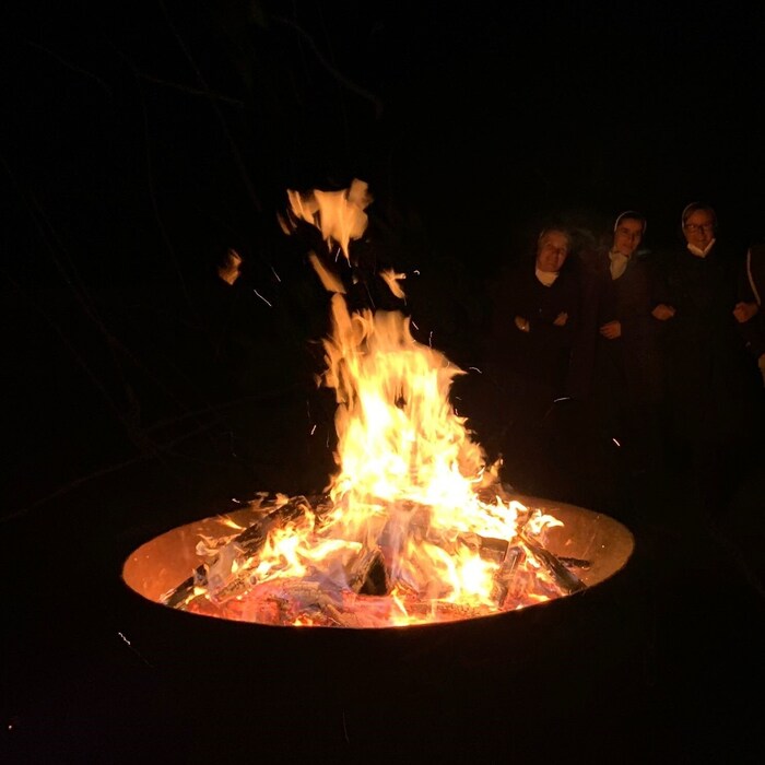 The countdown begins around the fire bowl at Seggau Castle.