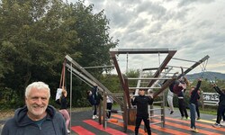 Roland Werthner in dem von ihm geplanten Motorikpark in Leonding bei Linz. 