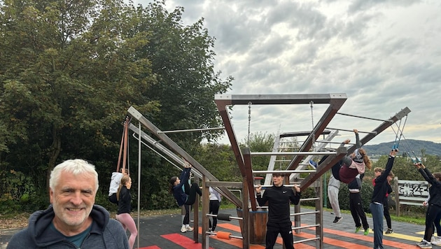 Roland Werthner in dem von ihm geplanten Motorikpark in Leonding bei Linz.  (Bild: Roland Werthner)