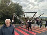 Roland Werthner in dem von ihm geplanten Motorikpark in Leonding bei Linz.  (Bild: Roland Werthner)