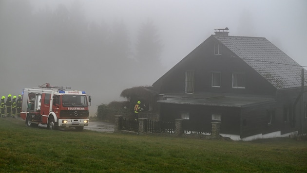 The fire departments were able to extinguish the fire quickly, but it was too late to help the occupant (Bild: Werner Kerschbaummayr/TEAM FOTOKERSCHI / WERNER KERSCHBAUMMAYR)