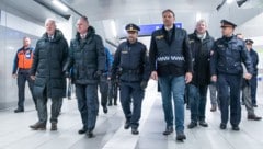 Bürgermeister Klaus Schneeberger mit ÖVP-Innenminister Gerhard Karner beim „Krone“-Lokalaugenschein am Wiener Neustädter Bahnhof. (Bild: Doris_SEEBACHER)