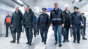 Bürgermeister Klaus Schneeberger mit ÖVP-Innenminister Gerhard Karner beim „Krone“-Lokalaugenschein am Wiener Neustädter Bahnhof. (Bild: Doris_SEEBACHER)