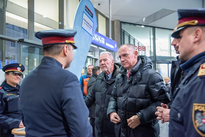 Gerhard Karner im Gespräch mit diensthabenden Polizisten am Wiener Neustädter Bahnhof.