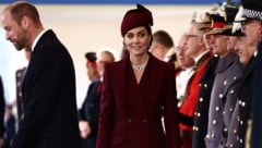 Die britische Prinzessin Catherine von Wales und ihr Mann Prinz William begrüßen Würdenträger vor dem feierlichen Empfang des Emirs von Katar auf der Horse Guards Parade. (Bild: AP ( via APA) Austria Presse Agentur/AFP/POOL/HENRY NICHOLLS)