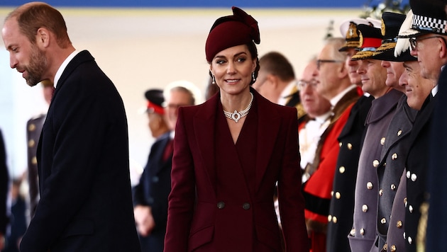 Britain's Princess Catherine of Wales and her husband Prince William greet dignitaries before the ceremonial reception of the Emir of Qatar at Horse Guards Parade. (Bild: AFP/POOL/HENRY NICHOLLS)