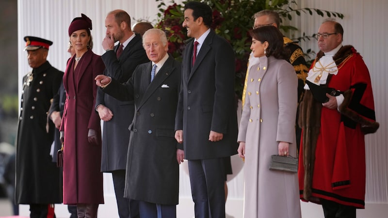 King Charles in conversation with the Emir of Qatar after the greeting (Bild: AP ( via APA) Austria Presse Agentur/Kin Cheung)