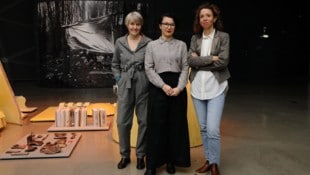 Leading Team: Kunsthaus-Leiterin Andreja Hribernik (Mitte), Chefkuratorin Katrin Bucher Trantow (rechts) und Kuratorin Katia Huemer.  (Bild: UMJ/J. J. Kucek)