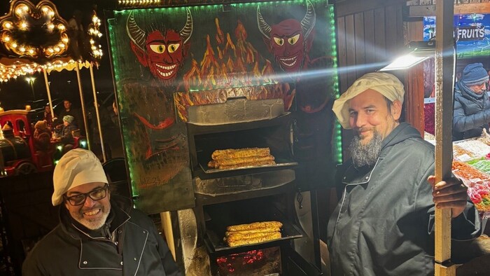 Walter Zinnser (li.) bäckt im Holzofen täglich frischen Kaiserschmärrn und Kästeufel.