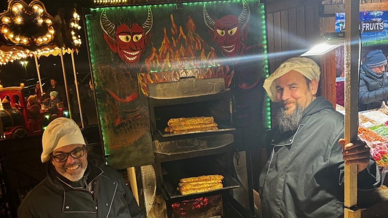 Walter Zinnser (left) bakes fresh Kaiserschmärrn and Kästeufel in the wood-fired oven every day. (Bild: Viktoria Graf)