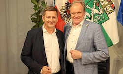 Städtebund-Vorsitzender Kurt Wallner (links) und Gemeindebund-Präsident Erwin Dirnberger sind ...