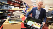 Stephan Bair, Vorstand der Sparte Handel in der Verlagsanstalt Tyrolia, freut sich über das ...