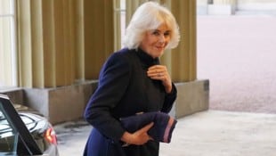 Königin Camilla am 3. Dezember 2024 auf dem Weg zum Lunch mit den Royals von Katar im Buckingham-Palast. (Bild: AP ( via APA) Austria Presse Agentur/PA)