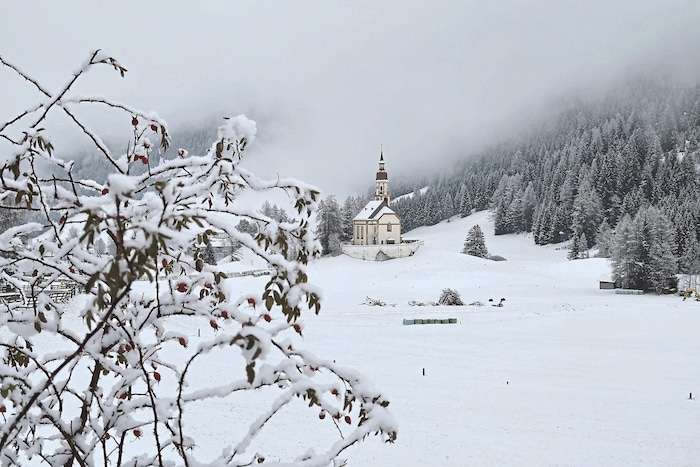 Im Obernbergtal waren die Wiesen um die pittoreske Obernberger Kirche am Dienstag weiß.