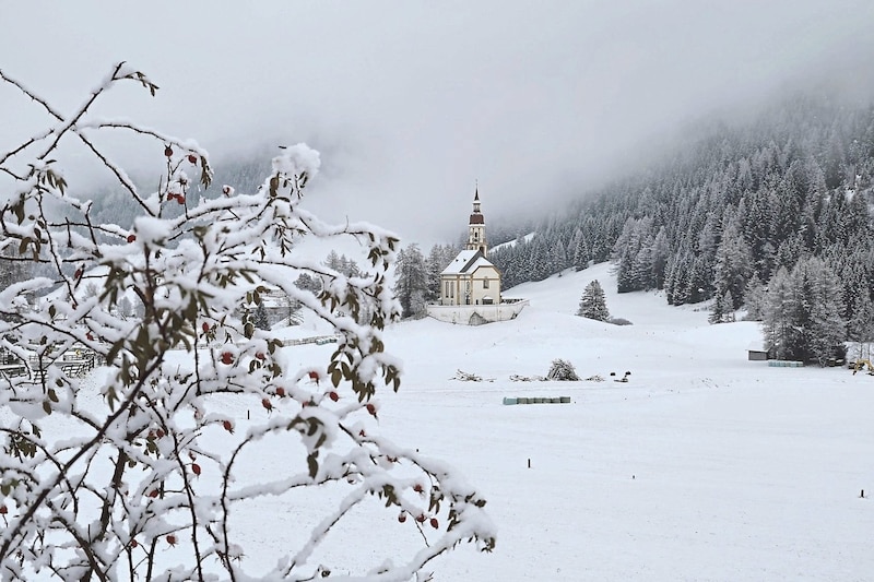 In the Obernberg valley, the meadows around the picturesque Obernberg church were white on Tuesday. (Bild: Birbaumer Christof)