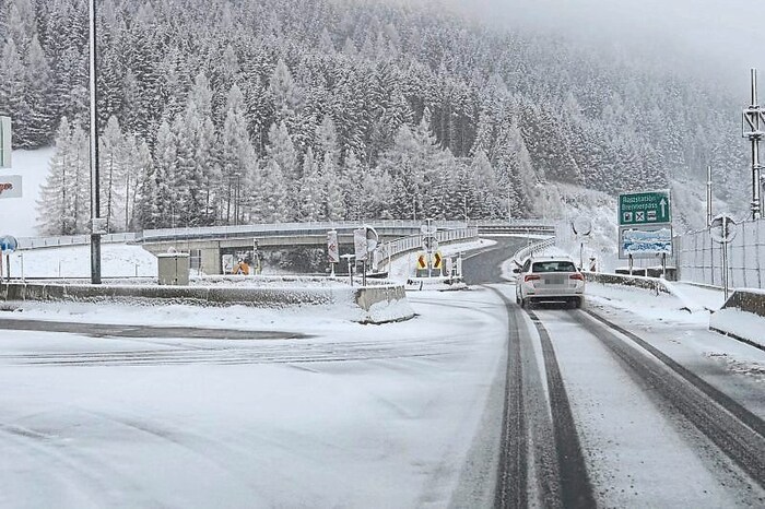 Die Zufahrten zur Brennerautobahn waren am Dienstag angezuckert.