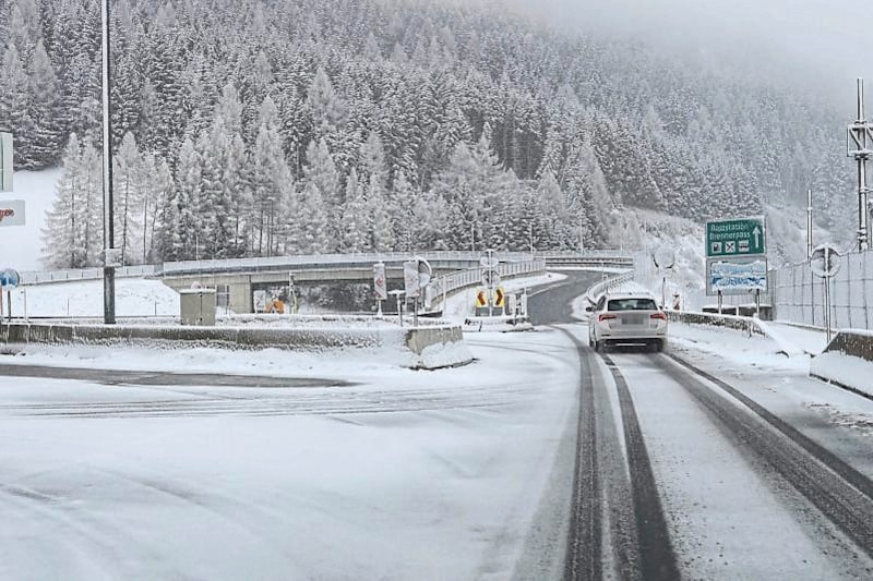 The access roads to the Brenner highway were covered in snow on Tuesday. (Bild: Birbaumer Christof/Krone KREATIV)