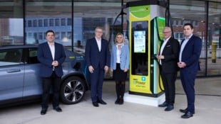 Präsentierten die neue Mobilitätspartnerschaft: Andreas Schneemann (Geschäftsführer schneemann.energy group), Ernst Kloboucnik (ÖAMTC Landesdirektor für Wien, Niederösterreich und das Burgenland), Eva Fugger (Vize-Chefin Raiffeisen Burgenland), Bürgermeister Thomas Steiner und Gerrit Pürstl (Siemens AG Österreich). (Bild: ÖAMTC/APA-Fotoservice/Ben Leitner)