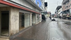 Leere Auslagen – in der Wörgler Bahnhofstraße gibt es derer derzeit fünf. Wenn es nach dem Bürgermeister geht, sollen hier schon bald Nachmieter einziehen. Laut der WK ist das jedoch nicht so einfach. (Bild: ZOOM Tirol/Krone KREATIV)