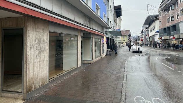 Empty displays - there are currently five of them in Wörgl's Bahnhofstrasse. If the mayor has his way, new tenants will soon be moving in. According to the WK, however, this is not so easy. (Bild: ZOOM Tirol/Krone KREATIV)