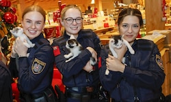 Die frisch ausgebildeten Polizistinnen bewiesen bei der Feierstunde auf Gut Aiderbichl auch ...