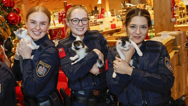 Die frisch ausgebildeten Polizistinnen bewiesen bei der Feierstunde auf Gut Aiderbichl auch Tierliebe. (Bild: Tschepp Markus)