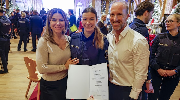 The parents are particularly proud: police officer Anina Losmann with decree