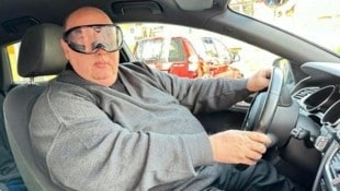 Stadtpfarrer Franz Brei machte mithilfe einer Rauschbrille den Test, wie sich 1,3 Promille am Steuer auswirken. (Bild: Christian Schulter)