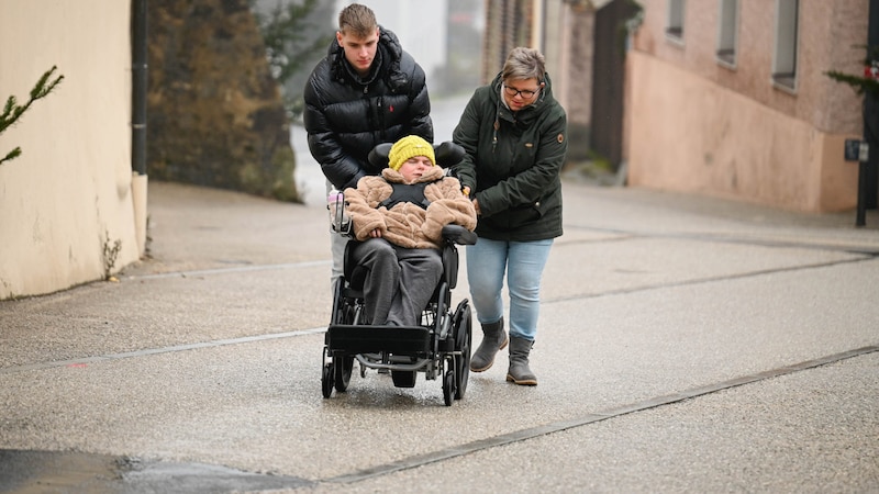 Fällt der Motor aus, müssen in der hügeligen Landschaft des Mühlviertels zwei Betreue den schweren Rollstuhl gemeinsam schieben. (Bild: Wenzel Markus/Markus Wenzel)