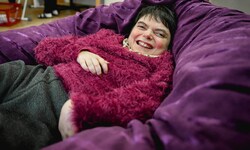 In diesem violetten Sitzsack, der ihre Wirbelsäule entlastet, fühlt sich die 41-Jährige ...