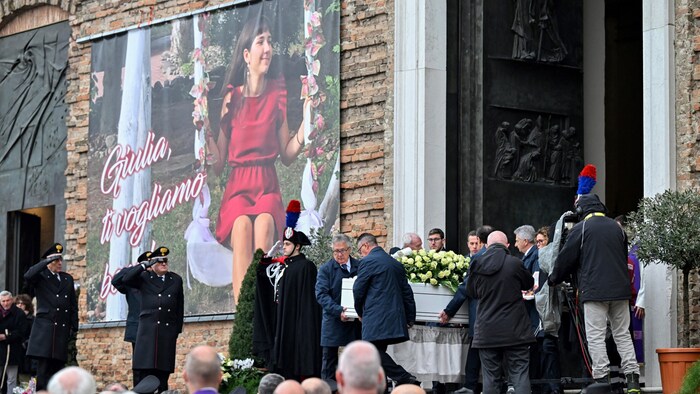 Beim Begräbnis von Giulia Cecchettin nahmen zahlreiche Menschen teil, auch aus der Politik kamen hochrangige Vertreter. 