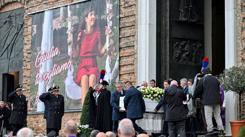 Beim Begräbnis von Giulia Cecchettin nahmen zahlreiche Menschen teil, auch aus der Politik kamen hochrangige Vertreter. (Bild: AFP)