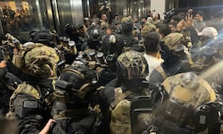 Südkoreanische Soldaten versuchen, das Gelände der Nationalversammlung in Seoul zu betreten.